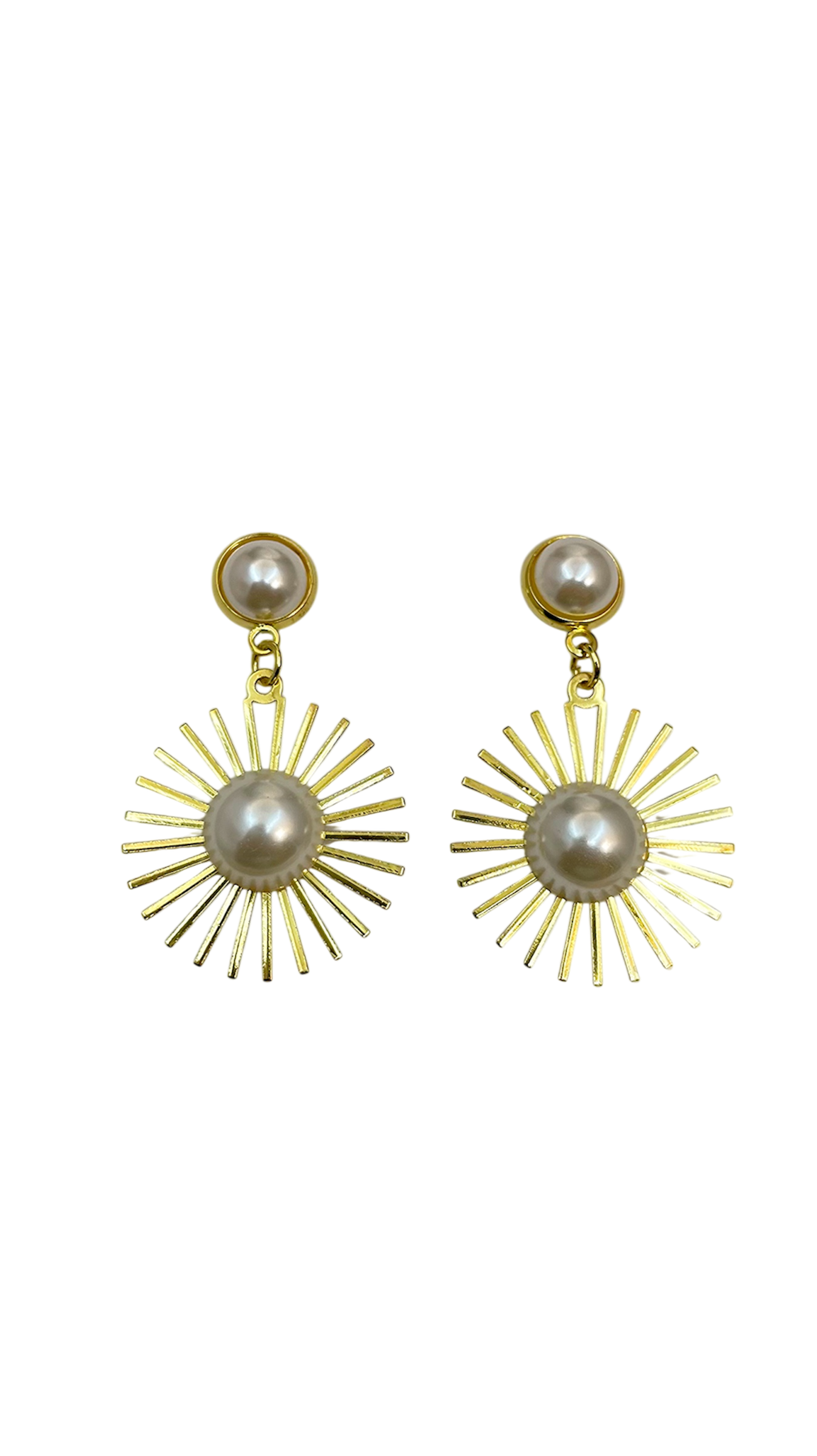Fashionable gold earrings